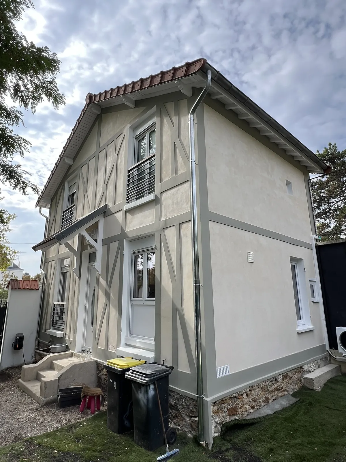 Maison à colombages sur soubassement en meulière, après : façade et colombages repris, zinguerie neuve