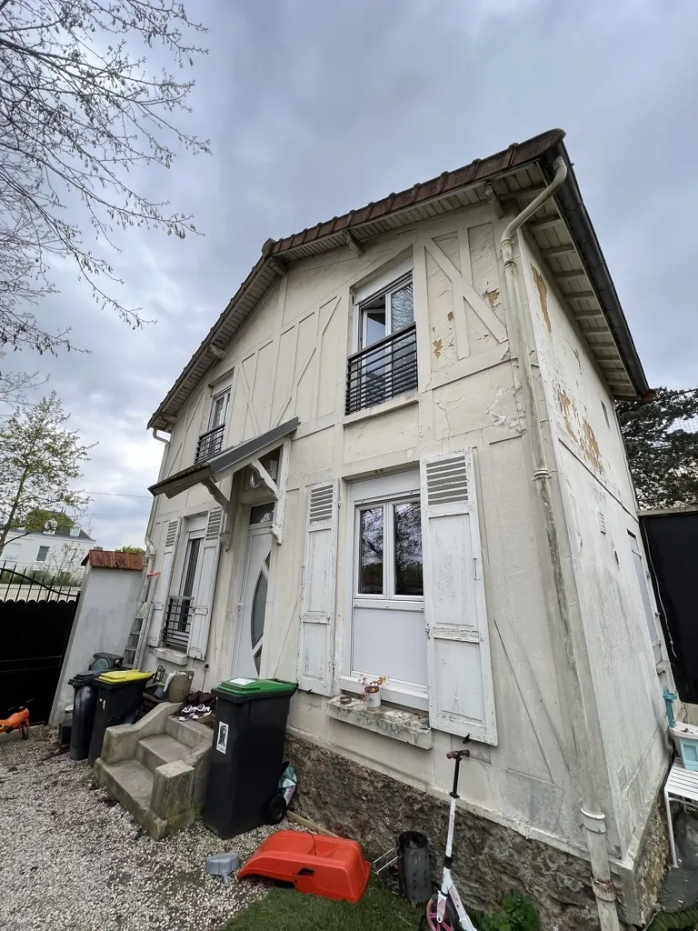 Maison à colombages sur soubassement en meulière, avant : peinture écaillée, enduit fissuré