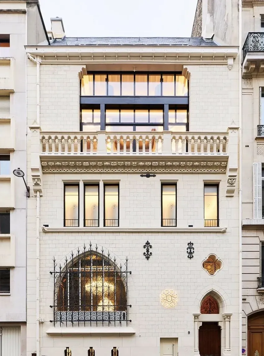 Neo-Gothic hôtel particulier in dressed stone: balustrade, carved frieze, pointed-arch window and glazed top floor