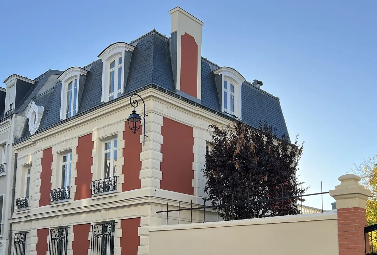 Maison bourgeoise, comble mansardé en ardoise, chaînes d’angle et encadrements en relief