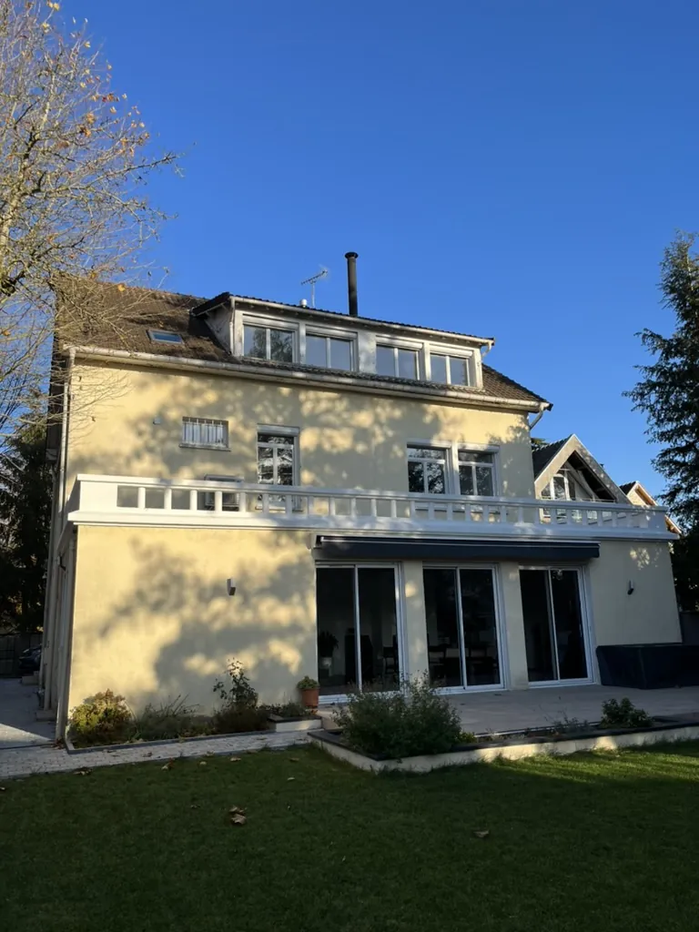 Grande maison à terrasse balustrée, façade sur jardin avant le ravalement