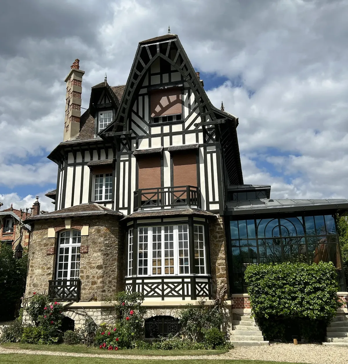 Villa à colombages sur soubassement en meulière, bow-window
