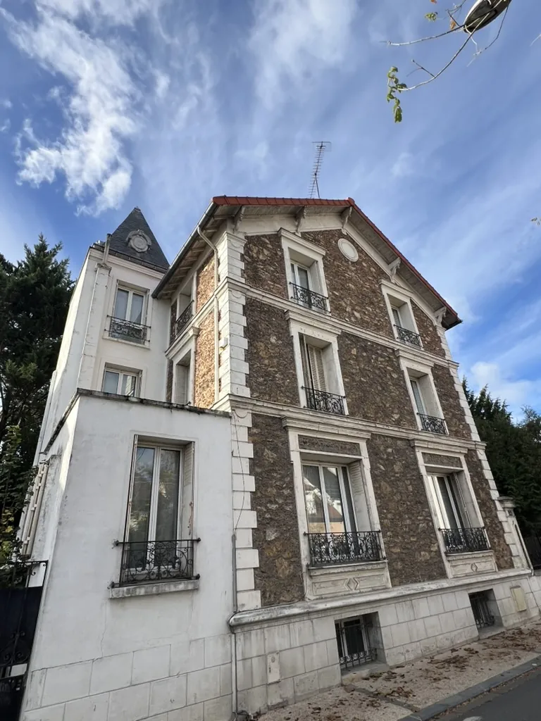 Villa en meulière à tourelle avant le ravalement : chaînes d’angle, encadrements et aile enduite ternis